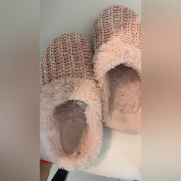Pink fuzzy slippers feet foot gently worn used sz 6 ladies my favorite loved - Picture 5 of 9